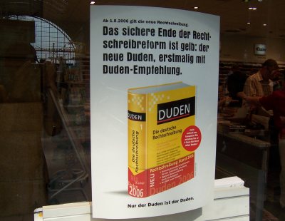 Duden ve výkladní skříni německého knihkupectví