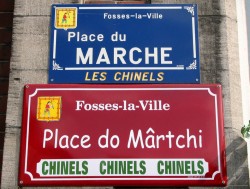 Označení ulice – nahoře ve francouzštině, dole ve valonštině