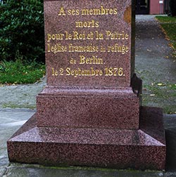 Památník na Francouzském hřbitově: Svým členům, padlým za krále a vlast Francouzská exilová církev [hugenotů] v Berlíně, 2. září 1876