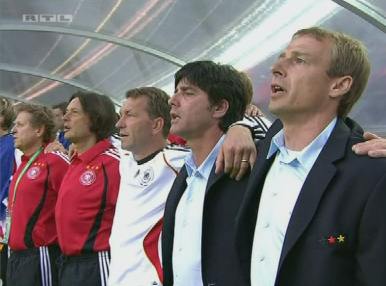 Německý realizační tým okolo Jürgena Klinsmanna se zapojil do zpěvu národní hymny