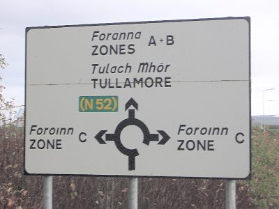 Dvojjazyčná dopravní značka v irském Mullingaru