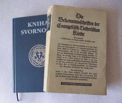 Kniha svornosti: vlevo překlad, vpravo originál