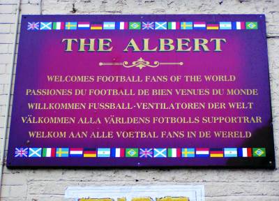 Cedulka na liverpoolské hospodě: Vítáme fotbalové ventilátory světa